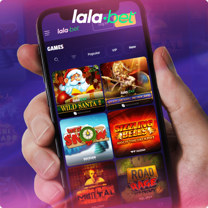 Smartphone die de Lalabet mobiele app-interface toont met spelselecties waaronder Wild Santa 2 en Sizzling Bells. Het scherm heeft een donkerpaars thema met miniatuurweergaven van spellen